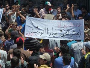 محتجون يتظاهرون ضد الرئيس السوري بشار الاسد في الحولة قرب حمص 
