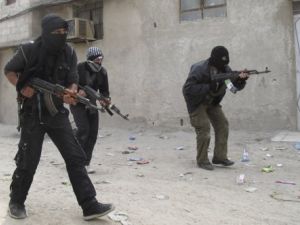 مقاتلون من الجيش السوري الحر يتدربون في احد ضواحي دمشق