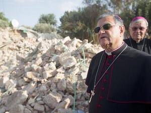 البطريرك فؤاد طوال بين انقاض المنزل الذي هدمته اسرائيل في القدس الثلاثاء
