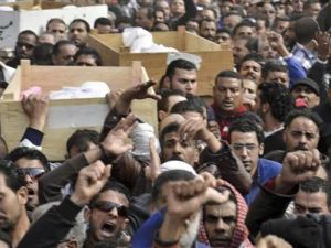 مشيعون في جنازة قتلي أعمال عنف وقعت في مدينة بورسعيد يوم الاثنين
