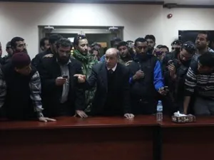 مصطفى عبد الجليل رئيس المجلس الوطني الانتقالي الليبي يتحدث الى محتجين بمقر المجلس في بنغازي 
