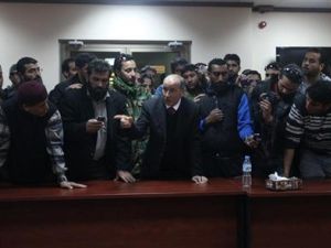مصطفى عبد الجليل رئيس المجلس الوطني الانتقالي الليبي يتحدث الى محتجين بمقر المجلس في بنغازي 
