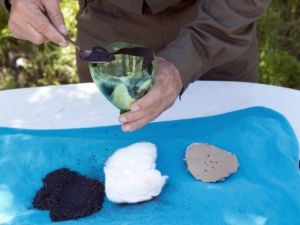 سوريون يصنعون اقنعة واقية من الغازات السامة