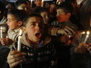 صبية يشعلون شموعا خلال احتجاج على انقطاع الكهرباء في غزة
