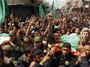 فلسطينيون يشيعون جنازة عنصرين من حماس استشهدا في رفح يوم الجمعة
