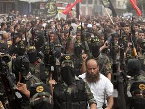 عناصر من حركة الجهاد يشاركون في جنازة زملاء لهم في خان يونس جنوب قطاع غزة يوم الأحد