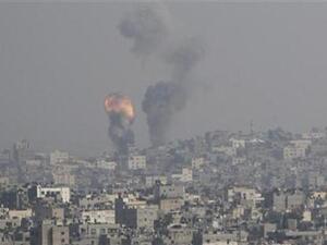 انفجار ودخان بعد غارة اسرائيلية على غزة يوم الخميس