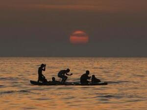 صيادون فلسطينيون قبالة ساحل قطاع غزة
