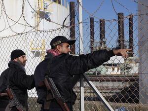 شرطيان خارج محطة توليد الكهرباء في غزة