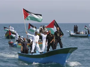 طيار إسرائيلي رفض قصف غزة يقود إحدى سفن الأسطول 