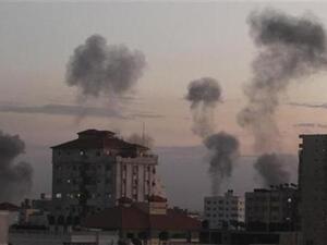 أعمدة دخان تتصاعد من مدينة غزة يوم الاربعاء بعد غارات جوية اسرائيلية