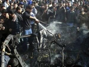 فلسطينيون في موقع الغارة التي استهدفت السيارة الخميس في غزة