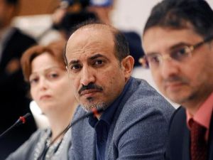 رئيس الائتلاف الوطني السوري احمد الجربا (وسط) خلال اجتماعات المعارضة السورية في اسطنبول
