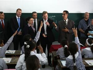 الوزير الالماني يزور احدى المدارس- الفرنسية-