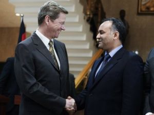 وزير الخارجية الالماني غيدو فسترفيلي (يسار) مصافحا علي العيسوي المكلف الشؤون الخارجية في المجلس الوطني الانتقالي في بنغازي