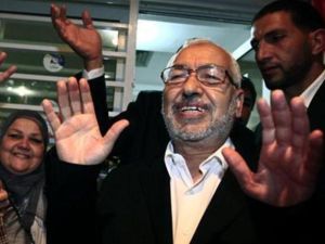 راشد الغنوشي يحيي انصاره بعد اعلان نتائج الانتخابات في تونس يوم الخميس