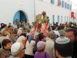 مئات اليهود يحجون إلى كنيس "الغريبة" 