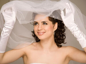 أبرزي أناقتك بالقفازات المناسبة لفستان زفافك