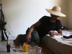 مقاتل من الجيش السوري الحر المعارض في حي جوبر في دمشق
