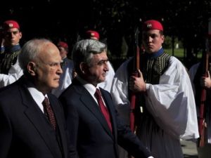 الرئيس اليوناني كارولوس بابولياس ونظيره الارمني سيرج سركيسيان
