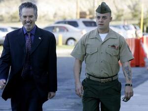 المتهم في طريقه الى قاعة المحكمة بصحبة محاميه