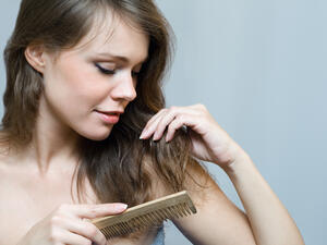 5 حيل طبيعية تتفادين بها تساقط الشعر