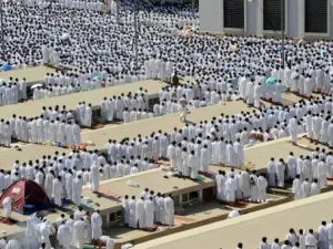 حجاج يشاركون في صلاة الظهر السبت بالقرب من جبل عرفات
