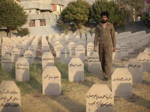 كردي يقف في مقبرة لضحايا هجوم حلبجة