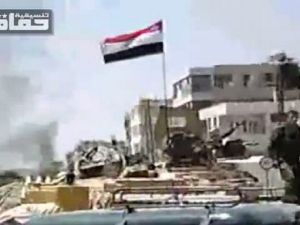 صورة ماخوذة من شريط فيديو لقوات من الجيش السوري داخل مدينة حماة
