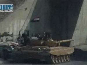 دبابة متمركزة بمدينة حماة السورية 
