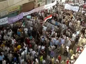 لقطة عن فيديو بثه ناشطون على موقع يوتيوب يشير الى تظاهرة ضد النظام السوري في حماة
