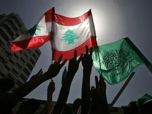 فلسطينيون يرفعون اعلام لبنان وحركة حماس خلال تظاهرة في مدينة غزة 
