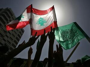 فلسطينيون يرفعون اعلام لبنان وحركة حماس خلال تظاهرة في مدينة غزة 
