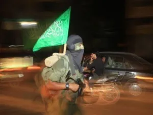 احد عناصر حركة حماس الاسلامية يشارك في تدريبات ليلية في قطاع غزة
