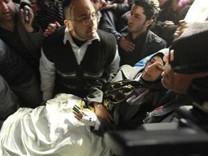 مسعفون فلسطينيون يحملون هناء الشلبي الى مستشفى الشفاء في غزة 
