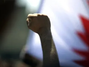 بحريني شيعي يشارك في تظاهرة قرب المنامة