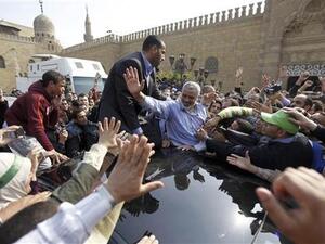 اسماعيل هنية يحيي انصاره عقب خطبته في الجامع الازهر بالقاهر
