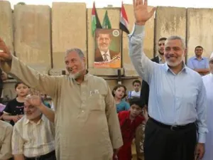 اسماعيل هنية (إلى اليمين) في مدينة غزة يوم 24 يونيو حزيران خلال احتفالات بفوز مرسي بالرئاسة المصرية
