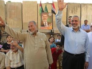 اسماعيل هنية (إلى اليمين) في مدينة غزة يوم 24 يونيو حزيران خلال احتفالات بفوز مرسي بالرئاسة المصرية
