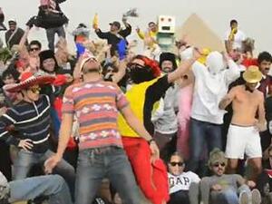 Egyptians do the Harlem Shake.