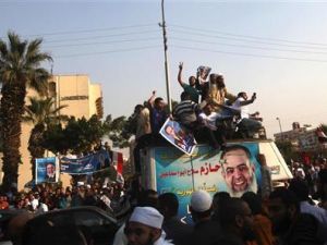 مؤيدو حازم صلاح ابو اسماعيل اثناء تقديم اوراق ترشحه في القاهرة
