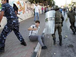قوات امن فلسطينية تفرق محتحين في الخليل 
