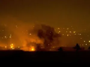 صورة التقطت بالقرب من حدود اسرائيل مع غزة تظهر القصف على القطاع 