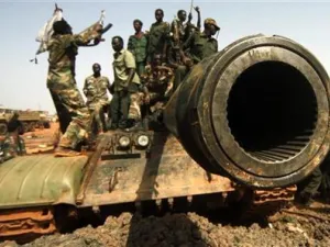 جنود سودانيون يحتفلون على متن دبابة لجيش جنوب السودان في هجليج

