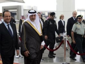 الرئيس الفرنسي يصل جدة في زيارته الاولى للسعودية 