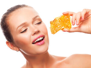 4 خلطات طبيعيّة لبشرتك مصنوعة من العسل