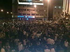 محتجون يحتشدون في ميدان الساعة بمدينة حمص 
