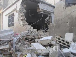 منزل مدمر في حي بابا عمرو بحمص يوم الاثنين.
