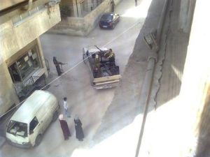 مسلحون موالون لحكومة الاسد في احد الشوارع قرب حمص
