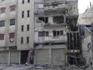 أثار الدمار على مبان في حمص يوم الثلاثاء
